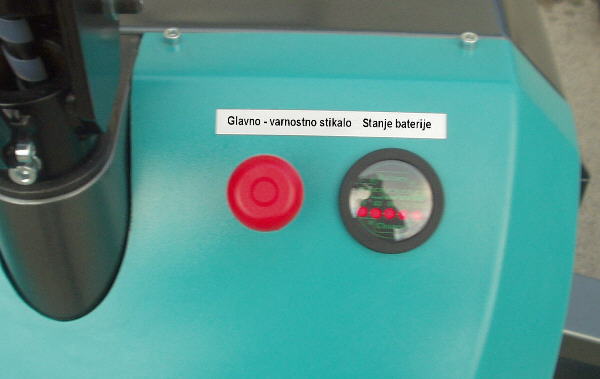 Priročno glavno stikalo in prikazovalnik baterije